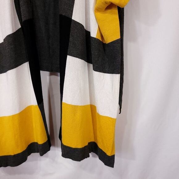 Masseys Cardigan Size Small Short Sleeve Overlay Black Gold Gray White Soft  - Picture 3 of 7